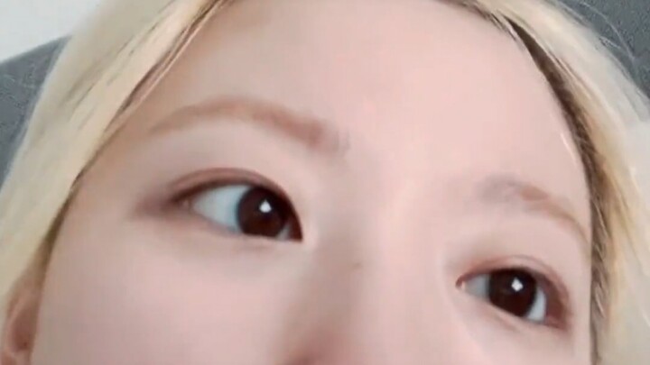 وآ شو يه شوهوا: الأسطورة الكلاسيكية في البث المباشر – لماذا شعرها أسود؟