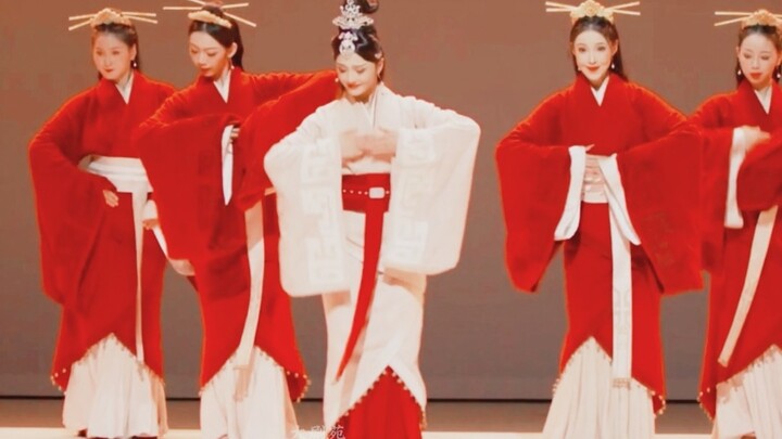 أُبهرتُ لدرجة أنني فقدت الكلام أمام رقصة الصنادل المدوّية التي تعود لألف عام! هل هذه هي ذائقة أسلافن