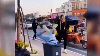 เดินไม่ได้มองถนนลงไปในถังขยะ