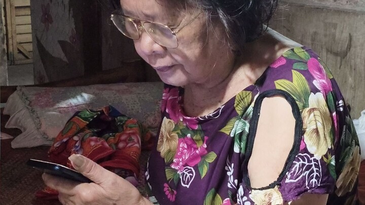 Nagtan-aw si lola sa iyang cellphone