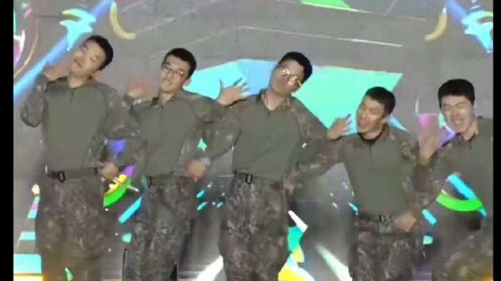 South Korean soldiers dance ILLIT's magnetic