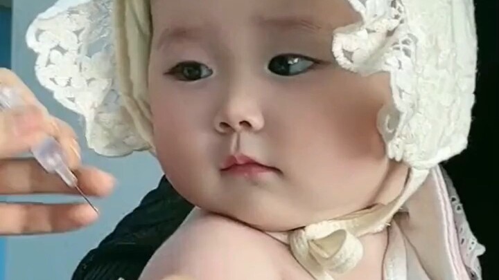 Bayi itu tampak polos saat disuntik: “Ini dia si bayi mungil yang cantik bak patung giok dalam novel