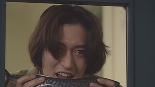 I asked you to hand me the transformation device, but you gave me the mackerel!? Super Light Warrior