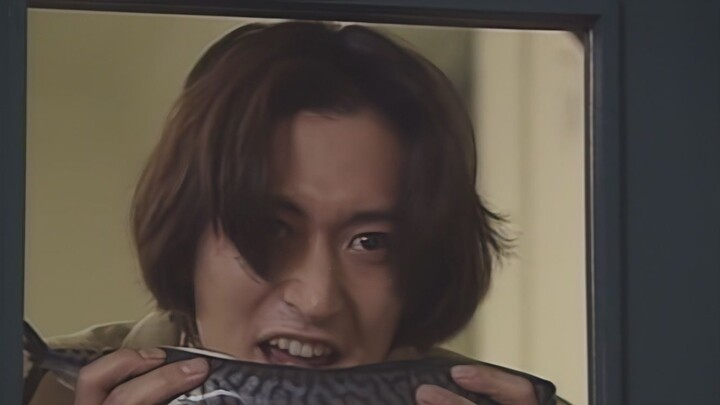 I asked you to hand me the transformation device, but you gave me the mackerel!? Super Light Warrior