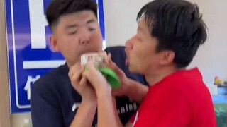 不会有人坐飞机来看国足！没买票吧？没错就是我！