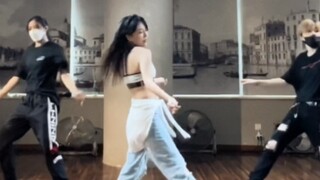 【KARD-Ring The Alarm】Phát hành đầu tiên trên Internet! Bốn người đã luyện tập trong phòng thu và biể