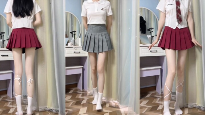 Siapa yang bisa menolak cewek berkaki panjang yang mengenakan seragam JK?