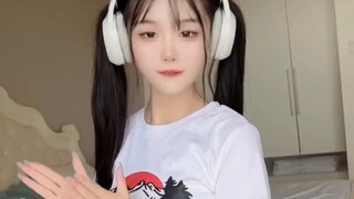 Cute twintails!