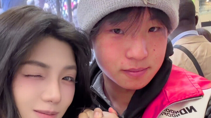 First-generation fans bump into a top-tier beauty—everyone, step aside!