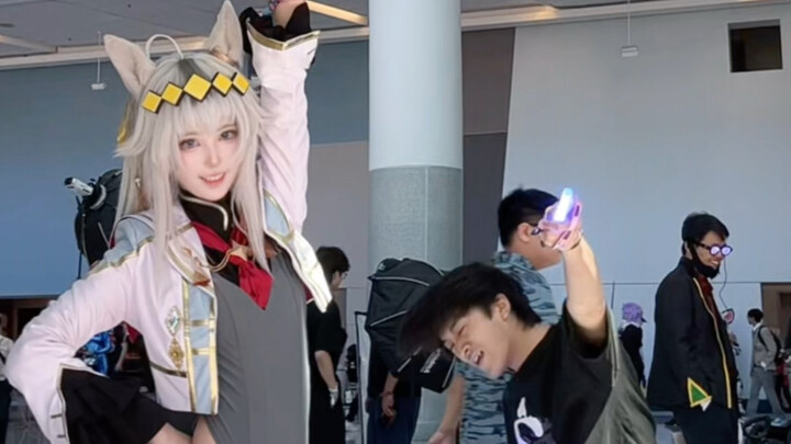 American Comic Con: Horses Dance, Humans Wave Their Arms