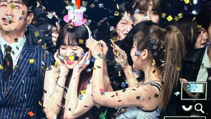 بينما يحتفل الآخرون بالعام الجديد، تحتفل aespa بعيد ميلاد وينتر وتضع لها قبعة عيد الميلاد.