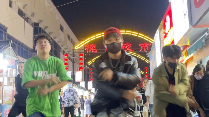 Zhang Yixing dances with a veil to cheer for Lao Zhang