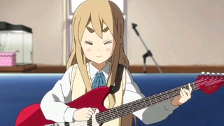 [K-ON!] Tsumugi’s serious yet curious expression is so cute