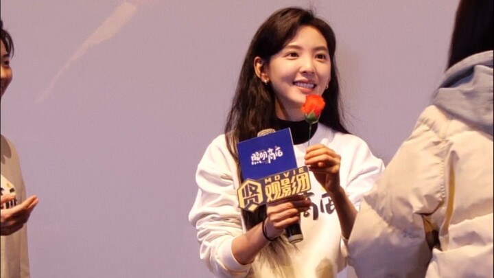 It’s all about the unexpected! At the premiere of “Movie Lighting Store,” a fan performed a magic tr