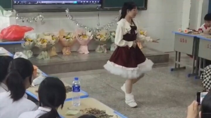 Membahas Menari Ekspresi Surga pada Pesta Kelulusan