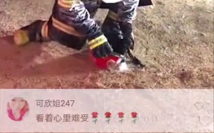 رجل الإطفاء عاجز عن التقاط خوذته، المشهد مؤثر للغاية...