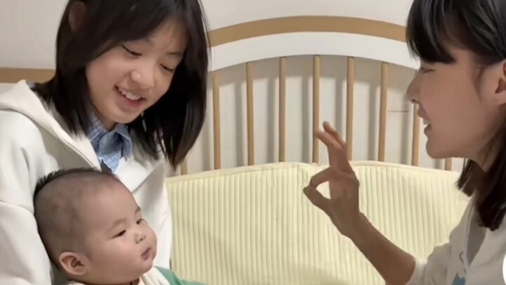 Chị cả dịu dàng che chở, chị hai dạy kỹ năng mới, khiến cậu em nhỏ bật khóc.