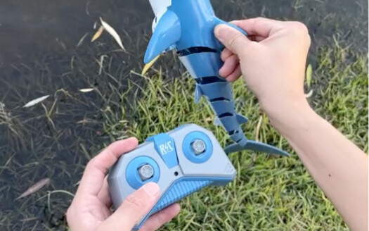 คงไม่มีใครปฏิเสธฉลามบังคับระยะไกลที่ทั้งพ่นน้ำได้และดำน้ำได้หรอกนะ~