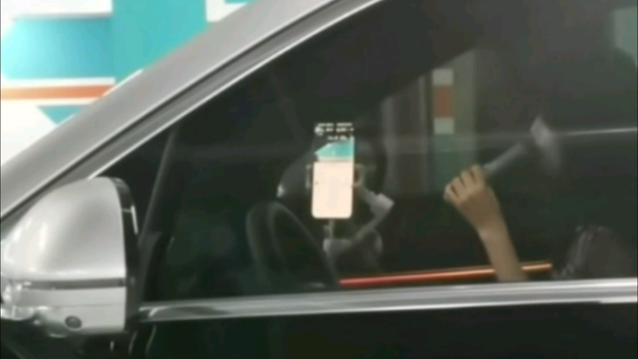 Pengendara perempuan AITO M9 bernyanyi di garasi bawah tanah, tak tahan lagi dengan suaranya!