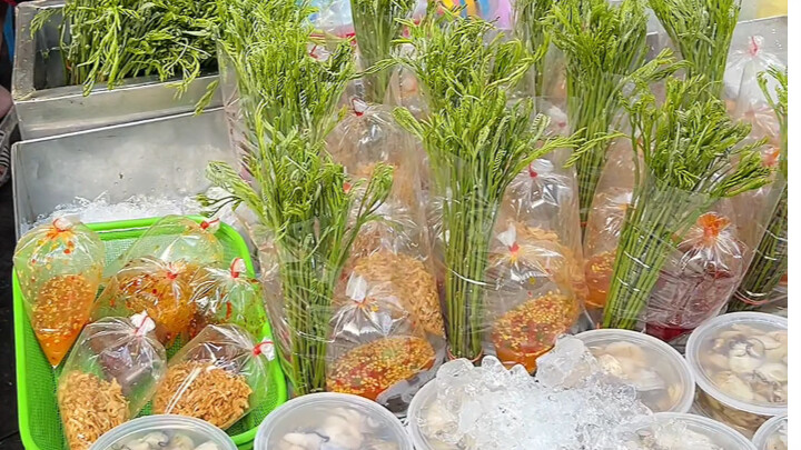 Makanan Thailand: "Jeli Seafood" di Pasar Malam, Tiram Campur Gaya Thailand dan Kepiting Campur