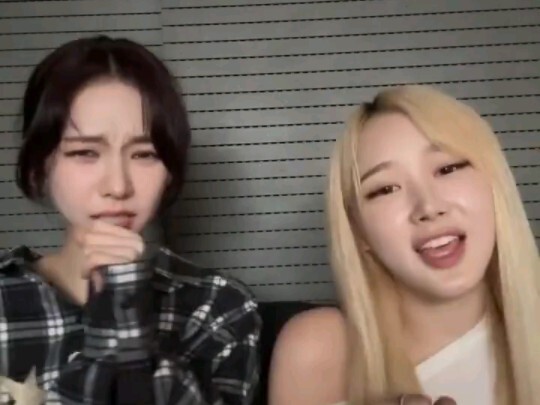 Ning Yizhuo: Đừng nhảy nhót nữa! Chị bắt chước y chang màn solo Bored của Ning Ning đó.