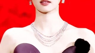 บ้าจริง รอยแดงนี่มันบำรุงคนจริงๆ! นางเอกของเราต้องมีความมุ่งมั่นขนาดนี้เลยเหรอเนี่ย สวยเหมือนแม่เลย.