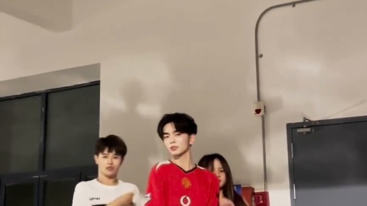 Attention-newjeans campus jersey three people dance!