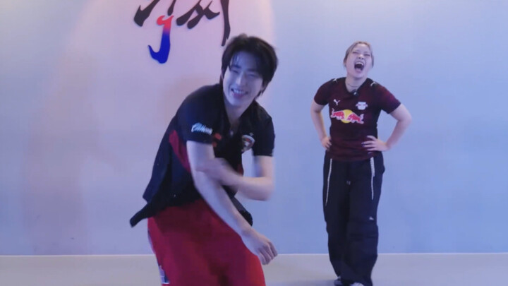 Pha cắt tóc freestyle khiến cả Waackxxxy cũng phải ngỡ ngàng của Uemura Tomoya! Đúng là một “gã điên