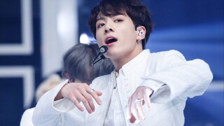[Jeon Jungkook] Chú thỏ hoang dã đang đến để thưởng thức "cú đánh trực diện" của Dionysus, vị thần r