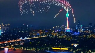 بمناسبة الاحتفال بالذكرى السنوية الـ75 لتأسيس الصين، أُقيم عرض بمشاركة 3000 طائرة مسيّرة في منطقة جي