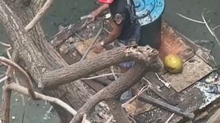 摇着自制的小船，摇阿摇