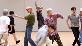 อ่าๆๆ จู่ๆ ก็เพิ่งรู้ว่าเสี่ยวสือชีกำลังเต้นตามการจัดท่าเต้นของทีมย่อย...