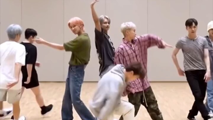 Ahhh, I suddenly realized that Xiao Shiqi was following the choreography of the small team...