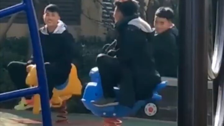 ฮ่าๆๆ ทั้งหมดก็เป็นเด็กผู้ชายขี้เล่นนี่แหละ