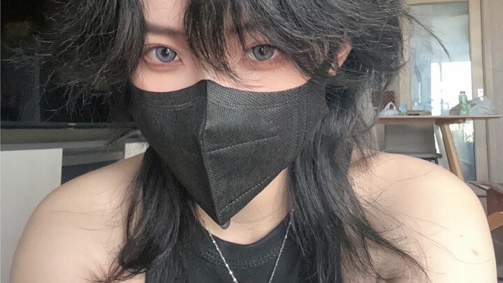 Langkah pertama menjadi cantik: lepaskan kaus longgar
