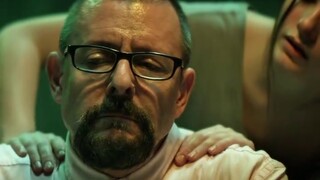 ชายชราได้ใช้โอกาสที่ภรรยาของเขาไม่อยู่ชักชวนลูกสาวให้เข้าไปในกล่องย้ายบ้านและล็อคเธอไว้ในห้องลับ