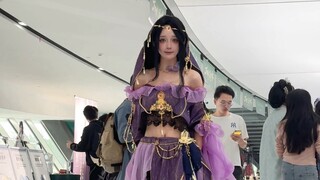 看见一个美女，她真的好会扭