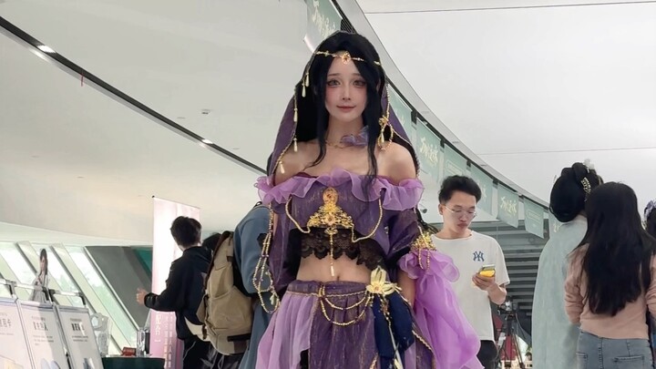 看见一个美女，她真的好会扭