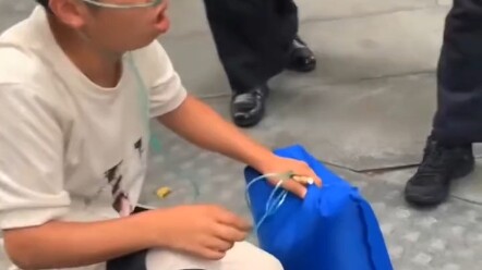 ฉากชวนปวดใจ… ชายป่วยโรคหัวใจแต่กำเนิดนั่งคุกเข่าอยู่บนพื้นกลางถนน ตัวสั่นไม่หยุด: ไม่มีเงินจึงจำเป็น