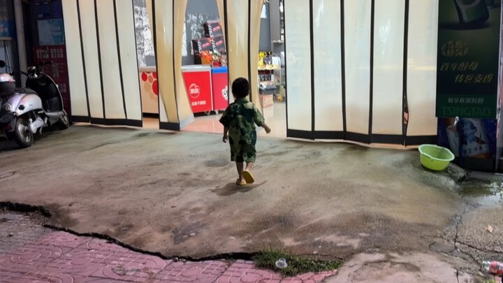 3 Years Old Challenges Herself to Go to the Supermarket Alone and Shop