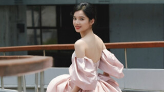 تشانغ جينغ يي | لأول مرة أرى توقيعًا لشخصية شهيرة على السجادة الحمراء واضحًا ومقروءًا تمامًا