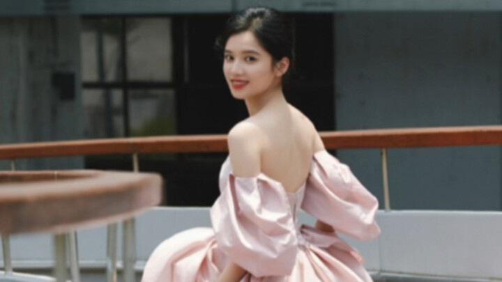 Zhang Jingyi | This is the first time I've seen a celebrity's red-carpet autograph that's so clear a