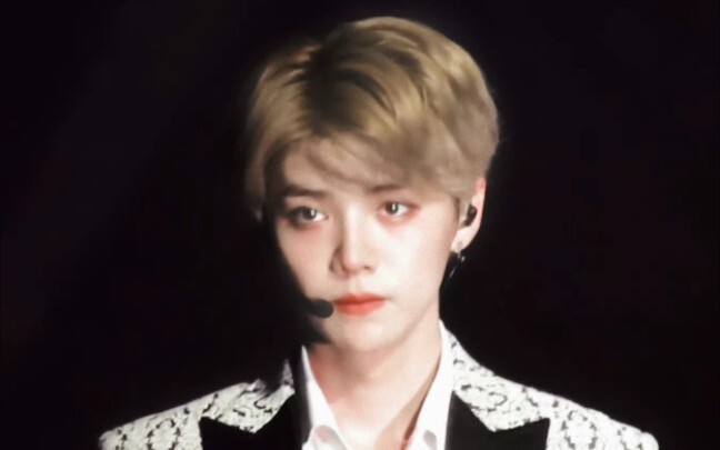 هذا الوجه بجدية وجه بطل الرواية في القصص!