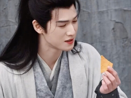 ขำจนทนไม่ไหว หลี่หยุนรุ่ยกำลังกินมันฝรั่งทอดอยู่ดีๆ ก็เห็นตากล้องแอบถ่ายกำลังถ่ายอยู่ ทำเอาเขาอึ้งไป