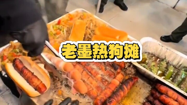 Kios hot dog Lao Mo membuatkan hot dog untuk makan siang para polisi patroli