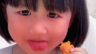 争着给妈妈画大饼