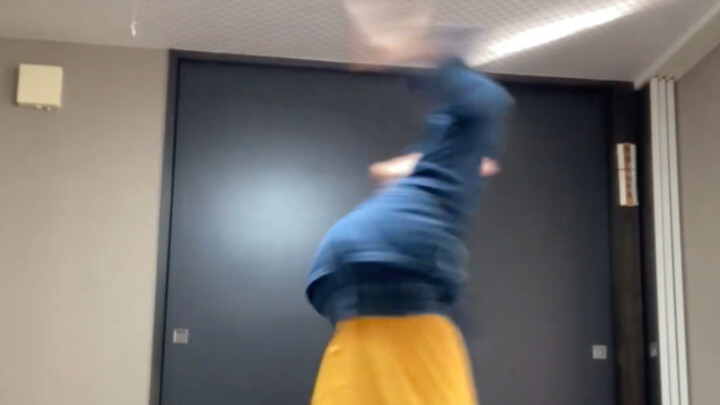 Gadis Kecil di Rumah Latihan Breakdance Pakai Jurus Andalan