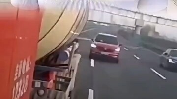 Penumpang di kursi depan bangun dan menyadari sopirnya sudah menghilang—rasanya seperti langit runtu