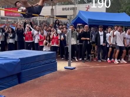 قفز صافٍ دون أي تقنية #القفز العالي #ألعاب المدرسة #رقم قياسي مدرسي