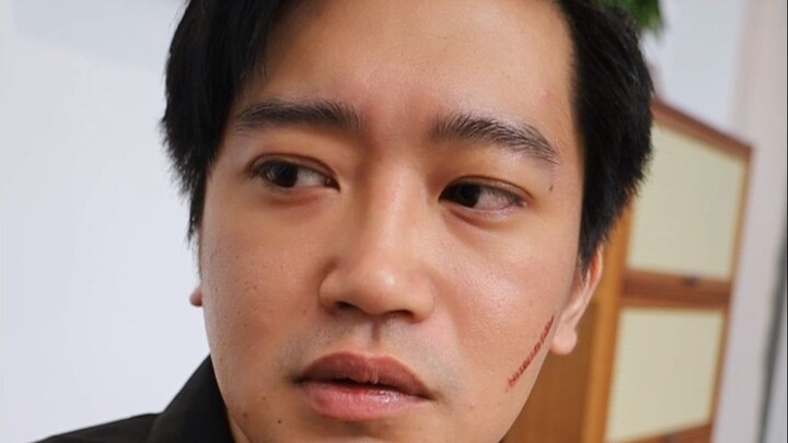 صديقتى الوديعة تصبّ لي الخمر بامتثال